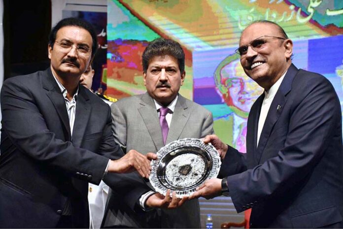 Journalist Hamid Meer presenting the souvenir to the President Asif Ali Zardari during “Prof Waris Mir Memorial Seminar” to pay tribute to Waris Meer organized by Waris Mir Foundation at Alhamra