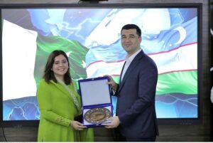 Focal Person to PMYP for Green Youth Movement & International Linkages, Syeda Amna Batool receiving a souvenir from Minister of the Youth Affairs of Uzbekistan, Alisher Sa'dullayev at OIC Youth Forum.