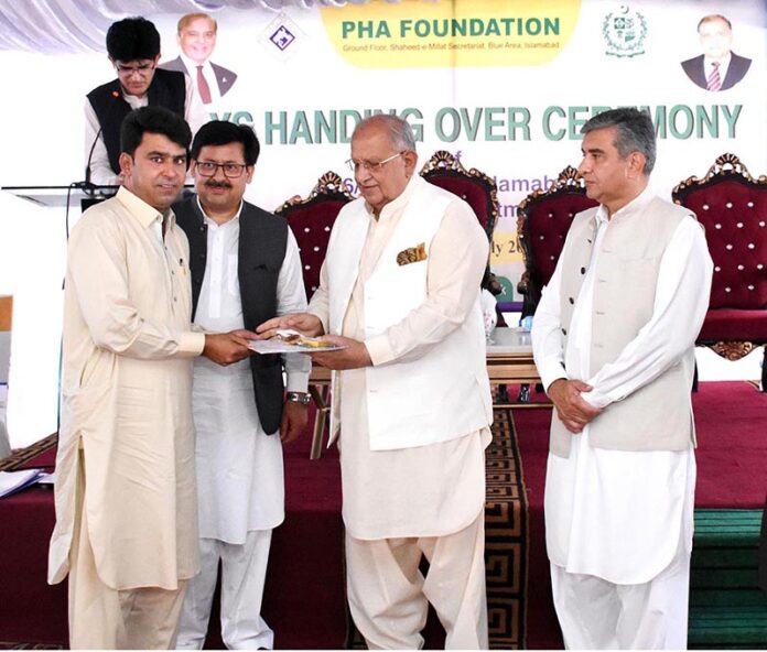 Federal Minister for Housing & Works Mian Riaz Hussain Pirzada handing over house keys to the allottees of flats in sector 1-16/3