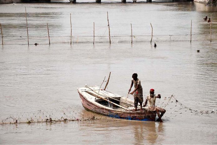 Fishermen setting net for catching fishes at Rice Canal