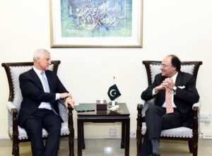 Federal Minister for Finance & Revenue Senator Muhammad Aurangzeb in a meeting with Group Chief Executive of Standard Chartered Bank PLC Mr. Bill Winters.