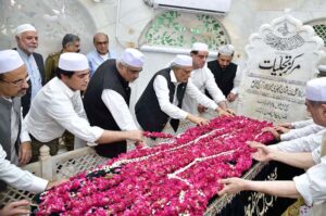 Deputy Prime Minister and Foreign Minister Muhammad Ishaq Dar laying floral wreath during the 981st annual ghusal of the shrine of Al-Shaikh Al-Syed Ali Bin Usman Al-Hajveri popularly known as Hazrat Data Ganj Bakhsh.