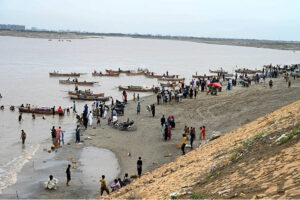 A large number of people enjoying the cloudy weather at the Indus River