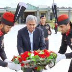 Interior Minister Mohsin Naqvi laying floral wreath at the Yadgar-e-Shuhada in Frontier Corps Balochistan (South) Headquarters
