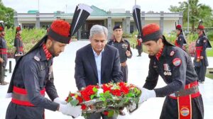 Interior Minister Mohsin Naqvi laying floral wreath at the Yadgar-e-Shuhada in Frontier Corps Balochistan (South) Headquarters