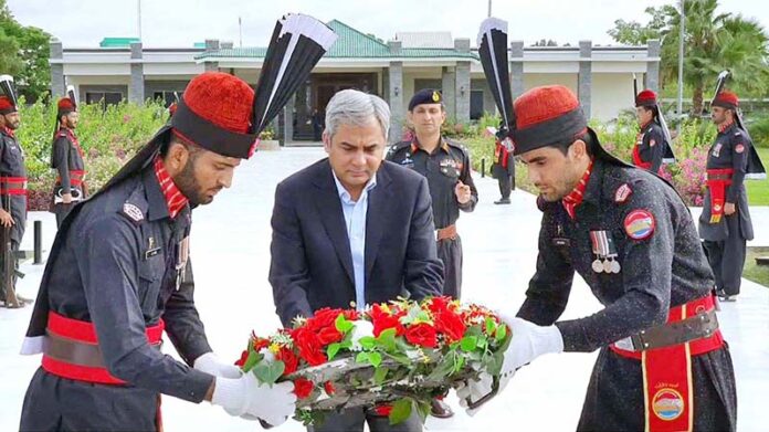 Interior Minister Mohsin Naqvi laying floral wreath at the Yadgar-e-Shuhada in Frontier Corps Balochistan (South) Headquarters