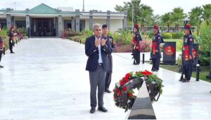 Interior Minister Mohsin Naqvi laying floral wreath at the Yadgar-e-Shuhada in Frontier Corps Balochistan (South) Headquarters