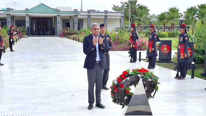 Interior Minister Mohsin Naqvi laying floral wreath at the Yadgar-e-Shuhada in Frontier Corps Balochistan (South) Headquarters