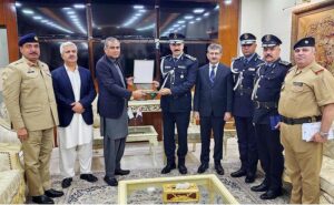Federal Minister for Interior Mohsin Naqvi presenting souvenir to Commander of Iraq's Rapid Response Unit Lieutenant General Dr Tahmeir Ismail