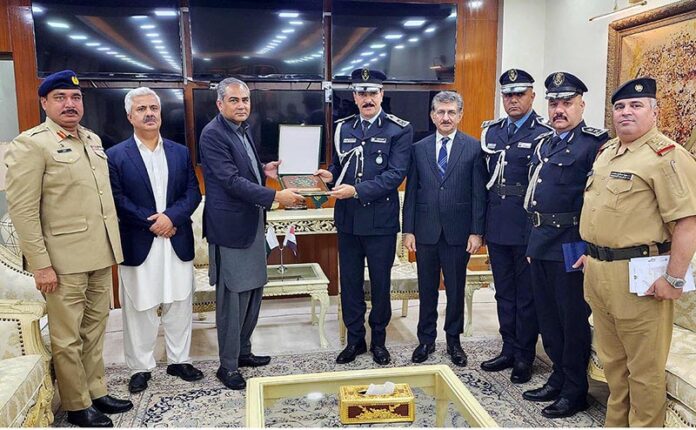 Federal Minister for Interior Mohsin Naqvi presenting souvenir to Commander of Iraq's Rapid Response Unit Lieutenant General Dr Tahmeir Ismail