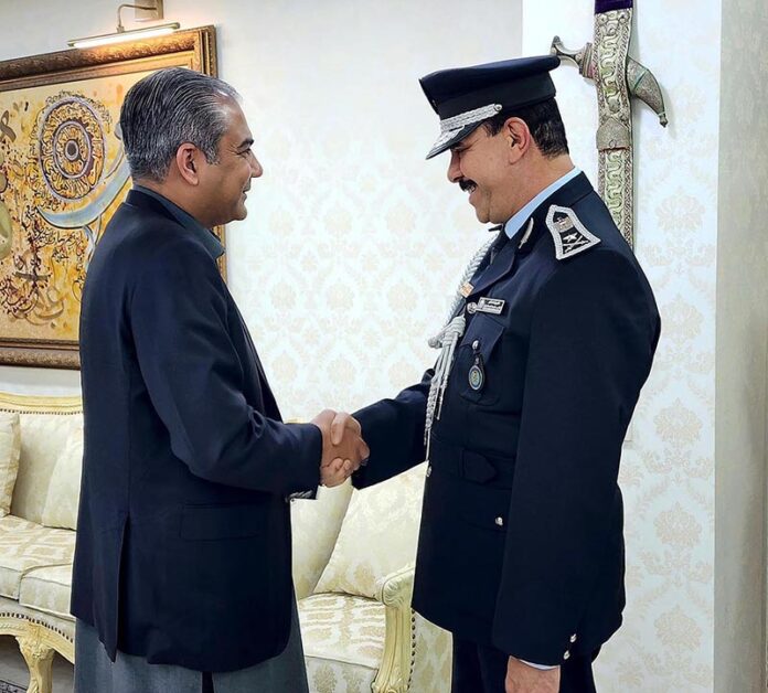 Federal Minister for Interior Mohsin Naqvi shaking hands with the Commander of Iraq's Rapid Response Unit Lieutenant General Dr Tahmeir Ismail