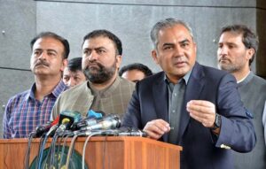 Interior Minister Mohsin Naqvi along with Balochistan Chief Minister Mir Sarfraz Bugti addressing a press conference.