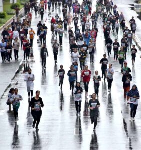 A large number of participants take part in the Azadi Marathon 2024, a 12KM race celebrating Pakistan's 77th Independence Day, organized by the Youth Affairs & Sports Department.