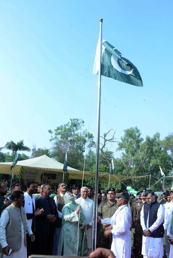 Divisional Commissioner Madam Silwat Saeed flanked by Regional Police Officer (RPO) Dr Abid Khan, Deputy Commissioner (DC) Abdullah Nayyar Sheikh, City Police Officer (CPO) Kamran Adil and former parliamentarian Hajji Akram Ansari is hoisting national flag during a ceremony at commissioner complex to inaugurate the Independence Day celebrations