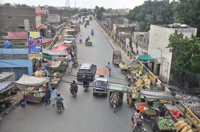 Illegal encroachments on the Double Phatak flyover: Various stalls obstruct pedestrians and motorists, demanding urgent attention from the authorities