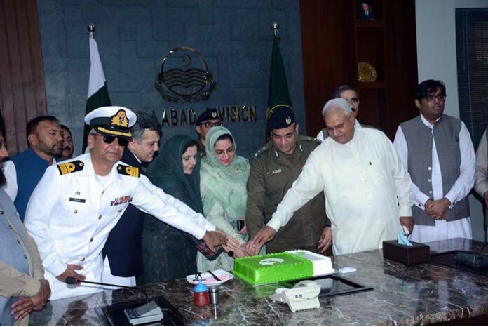 Divisional Commissioner Madam Silwat Saeed flanked by Regional Police Officer (RPO) Dr Abid Khan, Deputy Commissioner (DC) Abdullah Nayyar Sheikh, City Police Officer (CPO) Kamran Adil and former parliamentarian Hajji Akram Ansari is cutting cake during a ceremony arranged at commissioner complex for the Independence Day celebrations