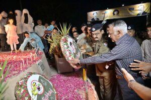 SP Patrolling Police Sargodha Region Akhtar Hussain Joya laying floral wreath to mark Police Martyrs’ Day at Azadi Chowk on late Saturday night