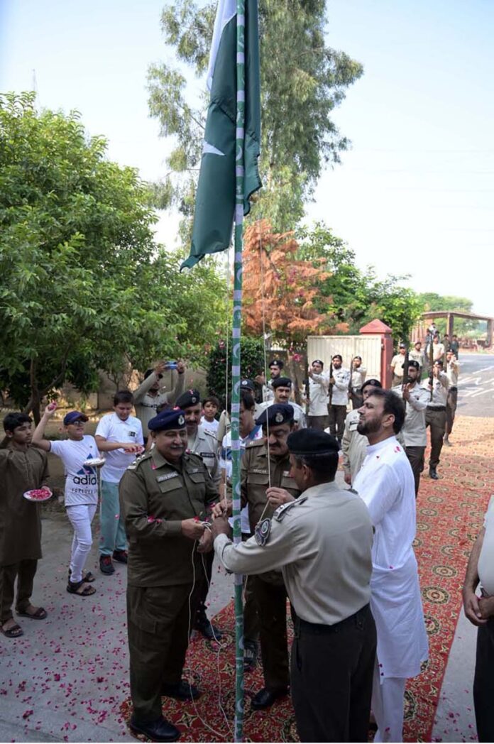 SP Patrolling Police Akhter Hussain Joya and other officials Hoisting Flag during celebrating Independence Day at Patrolling Check Post Chak No 40. Shumali