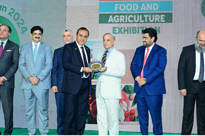 Prime Minister Muhammad Shehbaz Sharif presenting awards to the best performing exporters of the Food and Agriculture sector at the 2nd International Food & Agriculture Exhibition