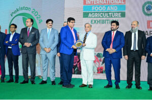 Prime Minister Muhammad Shehbaz Sharif presenting awards to the best performing exporters of the Food and Agriculture sector at the 2nd International Food & Agriculture Exhibition
