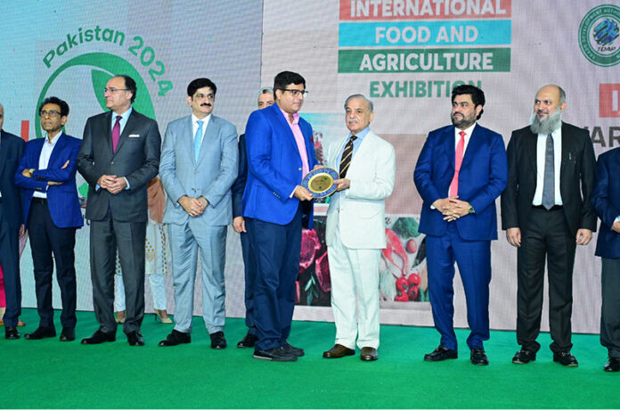 Prime Minister Muhammad Shehbaz Sharif presenting awards to the best performing exporters of the Food and Agriculture sector at the 2nd International Food & Agriculture Exhibition