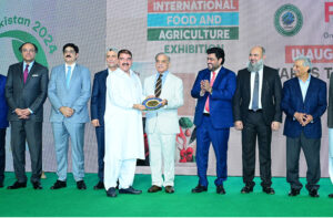 Prime Minister Muhammad Shehbaz Sharif presenting awards to the best performing exporters of the Food and Agriculture sector at the 2nd International Food & Agriculture Exhibition