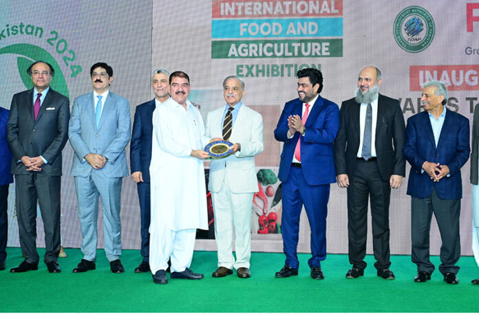 Prime Minister Muhammad Shehbaz Sharif presenting awards to the best performing exporters of the Food and Agriculture sector at the 2nd International Food & Agriculture Exhibition