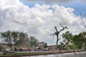 An attractive view of clouds hovering over the sky in the city