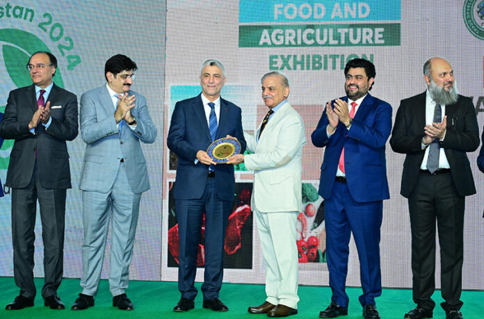Prime Minister Muhammad Shehbaz Sharif presents a souvenir to the Minister of Trade of Turkiye H.E. Omar Bolat, at the 2nd International Food & Agriculture Exhibition