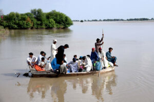 Flood affected people of Katcha area of Indus River shifting to safer place near Rahman Kalhoro village