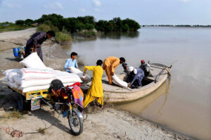 Flood affected people of Katcha area of Indus River shifting to safer place near Rahman Kalhoro village