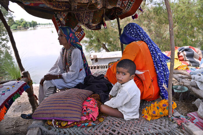 Women and children of Flood affected villages of Indus River area getting shelter on Larkana-Khairpur Road
