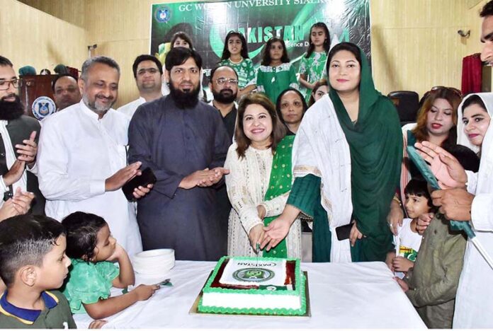 Assistant Commissioner Anum Babar and Government College Women University Vice Chancellor Dr. Zareen Fatima Rizvi cutting the cake at the Independence Day celebration at GCWUS