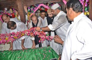 Caretaker of the Shrine, Makhdoom Zain Hussain Qureshi, lays a flower wreath to inaugurate the three-day 785th Urs celebrations of Hazrat Bahauddin Zakariya (R.A).