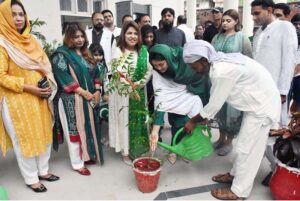 Assistant Commissioner Anum Babar and Government College Women University Vice Chancellor Dr. Zareen Fatima Rizvi cutting the cake at the Independence Day celebration at GCWUS