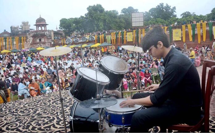 Artist performance during the Mango Festival last day under the authority of Walled City of Lahore