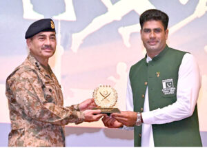 To honour Olympian Arshad Nadeem’s historic achievement, Chief of Army Staff (COAS) General Syed Asim Munir, NI (M) hosted a ceremony at Army Auditorium GHQ. COAS presents shield to the national hero