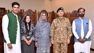 To honour Olympian Arshad Nadeem’s historic achievement, Chief of Army Staff (COAS) General Syed Asim Munir, NI (M) hosted a ceremony at Army Auditorium GHQ. The event was attended by sports teams and legendary olympians including 1984 Olympic and National Hockey Teams, National Cricket Team, Street Football Team, Army Polo Team, Visually Impaired Cricket and Women Goal Ball Teams, Medal Winners of Common Wealth, SAF and Asian Games and participants of Paris Olympics 2024. Notable legends included Jehangir Khan, Isalah Ud Din, Shahbaz Senior, Sohail Abbas, Muhammad Asif and Aisam-ul-Haq. The event was also attended by Arshad Nadeem’s close relatives, associates and coaches