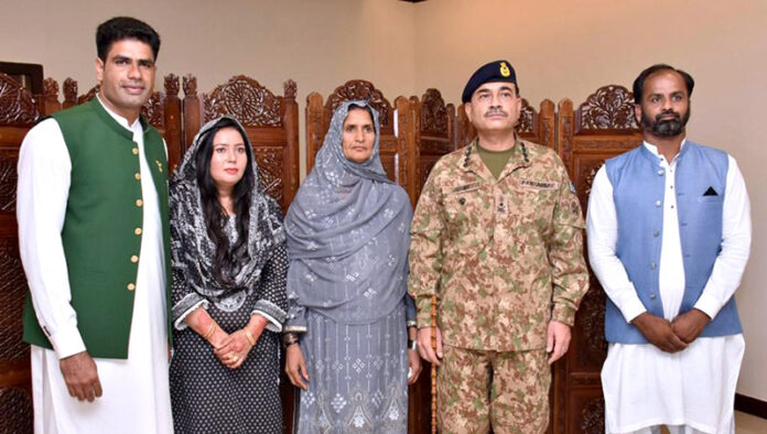 To honour Olympian Arshad Nadeem’s historic achievement, Chief of Army Staff (COAS) General Syed Asim Munir, NI (M) hosted a ceremony at Army Auditorium GHQ. The event was attended by sports teams and legendary olympians including 1984 Olympic and National Hockey Teams, National Cricket Team, Street Football Team, Army Polo Team, Visually Impaired Cricket and Women Goal Ball Teams, Medal Winners of Common Wealth, SAF and Asian Games and participants of Paris Olympics 2024. Notable legends included Jehangir Khan, Isalah Ud Din, Shahbaz Senior, Sohail Abbas, Muhammad Asif and Aisam-ul-Haq. The event was also attended by Arshad Nadeem’s close relatives, associates and coaches