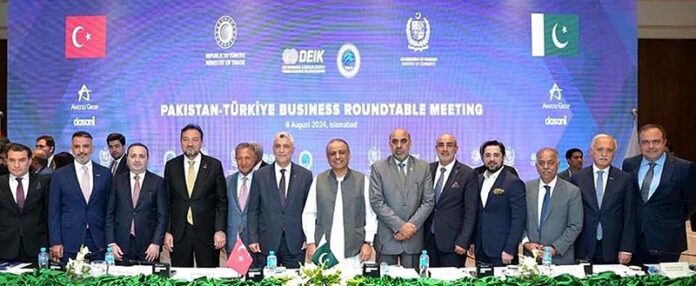 Pak Turkiya Business Conference: Federal Minister for Board of Investment, Privatization and Communications Abdul Aleem Khan & Turkish Minister Dr. Omer Bolat photographed with business community