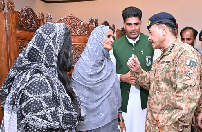 To honour Olympian Arshad Nadeem’s historic achievement, Chief of Army Staff (COAS) General Syed Asim Munir, NI (M) hosted a ceremony at Army Auditorium GHQ. The event was attended by sports teams and legendary olympians including 1984 Olympic and National Hockey Teams, National Cricket Team, Street Football Team, Army Polo Team, Visually Impaired Cricket and Women Goal Ball Teams, Medal Winners of Common Wealth, SAF and Asian Games and participants of Paris Olympics 2024. Notable legends included Jehangir Khan, Isalah Ud Din, Shahbaz Senior, Sohail Abbas, Muhammad Asif and Aisam-ul-Haq. The event was also attended by Arshad Nadeem’s close relatives, associates and coaches