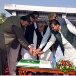 Deputy Prime Minister Ishaq Dar cuts cake during the flag hoisting ceremony at the lawn of Balochistan Assembly to mark the Independence Day, CM Balochistan Mir Sarfaraz Bugti, Speaker National Assembly Sardar Ayaz Sadiq and federal commerce minister Jam Kamal are also present