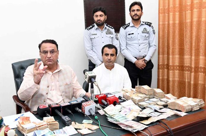 Director FIA Abdul Hameed Bhutto briefs the media persons about arrested 4 accused involved in hundi and illegal currency exchange during a press conference at FIA Office