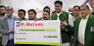 President Islamabad Chamber of Commerce and Industry Ahsan Zafar Bakhtawari presents the cheque of Rs. 1,000,000 to the Olympian Arshad Nadeem during his visit to ICCI.