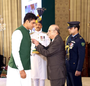 President Asif Ali Zardari conferring the award of Hilal-i-Imtiaz upon Arshad Nadeem in recognition of his services in the field of sports (Javelin Throw), at Aiwan-e-Sadr.