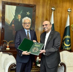 Chairman Pakistan Electronic Media Regulatory Authority (PEMRA), Mr Muhammad Saleem, presenting the PEMRA Report 2021-23 to President Asif Ali Zardari, at Aiwan-e-Sadr.