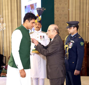 President Asif Ali Zardari conferring the award of Hilal-i-Imtiaz upon Arshad Nadeem in recognition of his services in the field of sports (Javelin Throw), at Aiwan-e-Sadr.