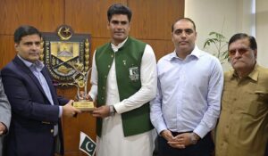 President Islamabad Chamber of Commerce and Industry Ahsan Zafar Bakhtawari presents the cheque of Rs. 1,000,000 to the Olympian Arshad Nadeem during his visit to ICCI.