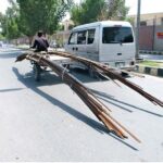 Iron rods loaded onto a motorcycle loader for a construction project are being transported through the city without safety precautions, raising concerns about potential accidents