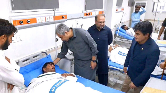 Federal Minister for Interior Mohsin Naqvi inquiring about the health of an injured police personnel